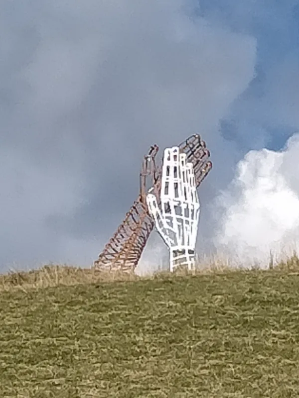Aplauso /  
Escultura de hierro soldado